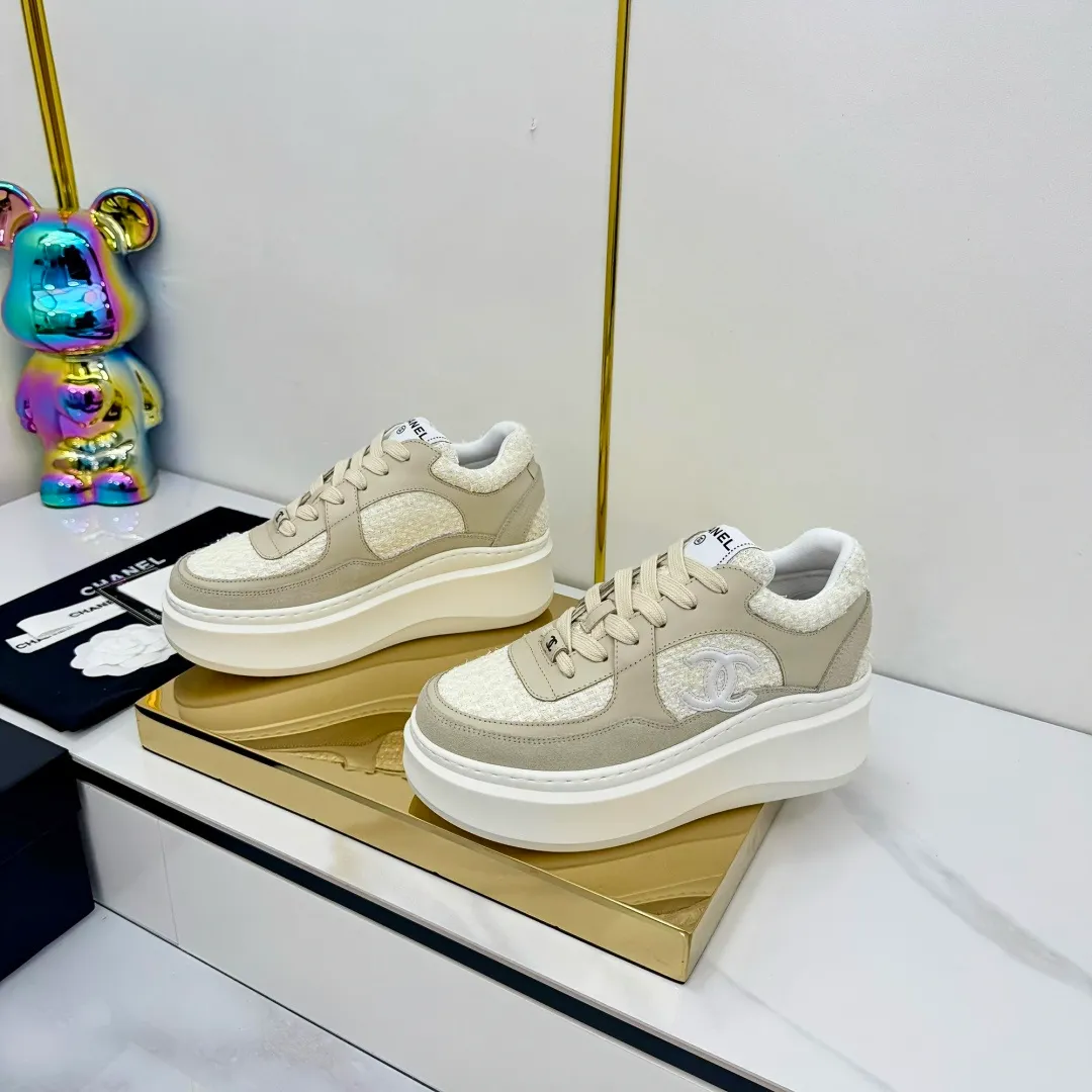 👟👟Ex-factory price 600👟👟 Upgraded version, upgraded version, upgraded version! No rebuttal accepted! ! ! ! Chanel Chanel panda shoes! 2025 counter's top casual sports shoes. This classic design; the upper is electro-embroidered with a variety of techniques; the outsole is fashionable and sporty; the unusual inclusion of a variety of color matching elements... The diversified mix and match is very good-looking and versatile, and can be used for leisure, fashion, sports, and outdoor... ꫛꫀꪝ Go➫ Materials: ❶Upper made of: original imported first-layer silk cowhide + original waterproof cloth + original first-layer cowhide ❷Inner lining: Original Yangli+Net ❸Outsole based on: Original TPU combination outsole Counter boutique packaging complete set for women 35–41 👉 👉 👉 👉 👉